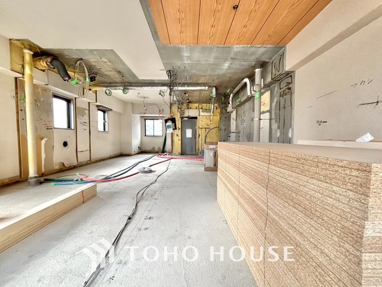 キッチン 【改装中】手元の収納から、足元の収納までが全てスライド式で、奥のスペースまで有効に活用できます。奥まで上から見渡せるので、たまにしか使わない調理器具もサッと取出せます。