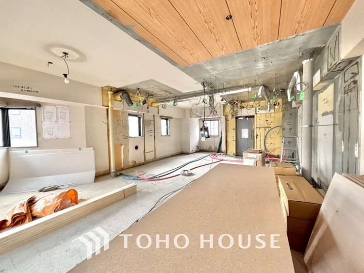 キッチン 【改装中】◆愛育◆キッチンは家族の絆を育む大切な空間。シンプルで使い易いSystemKitchenで愉しく作る料理は愛情のある美味しいご馳走に。家族で使える広々としたダイニングキッチンです。