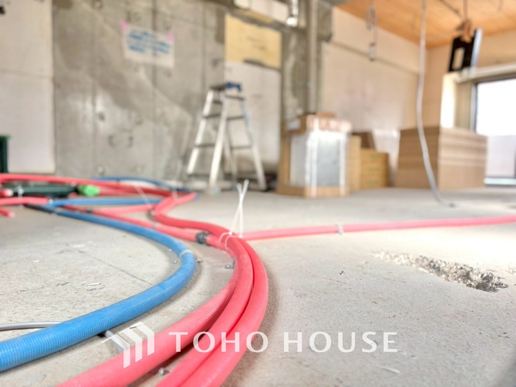 風呂 【改装中】【浴室】《一日の疲れを落としてくれる場所は、落ち着く場所でなければならない》　高級感溢れるカラーと大きさ・柔らかな曲線で構成された半身浴も楽しめるバスタブが心地よさをもたらします。