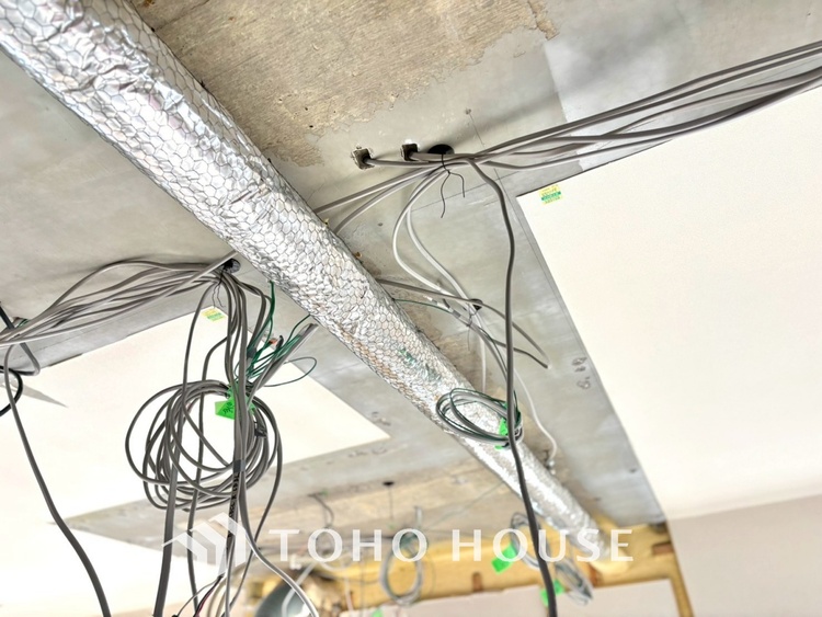 トイレ 【改装中】清潔感あるホワイト調のクロスと温もり溢れるモダンカラーの床材が見事に調和した本邸宅は、毎日の生活を少しでも快適に過ごして頂ける様に落ち着いた雰囲気作りから行っています。