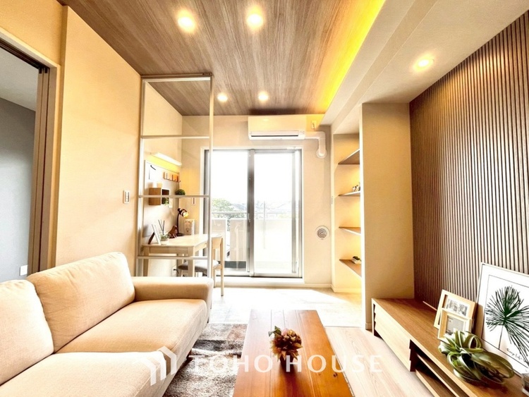 内装 叶えたかったのは落ち着きのあるナチュラルな風合い、そして開放感があるリビング。優雅な気分に浸れる幸せな時間を家族が自然と集まりたくなるこの空間で。