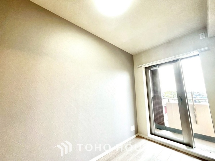 内装 風の通り道。舞い込んでくる風が優しく躍り、室内に爽やかな空気を運んでくる。そこに季節の息吹を感じて、いまがどんな季節なのかを実感する。