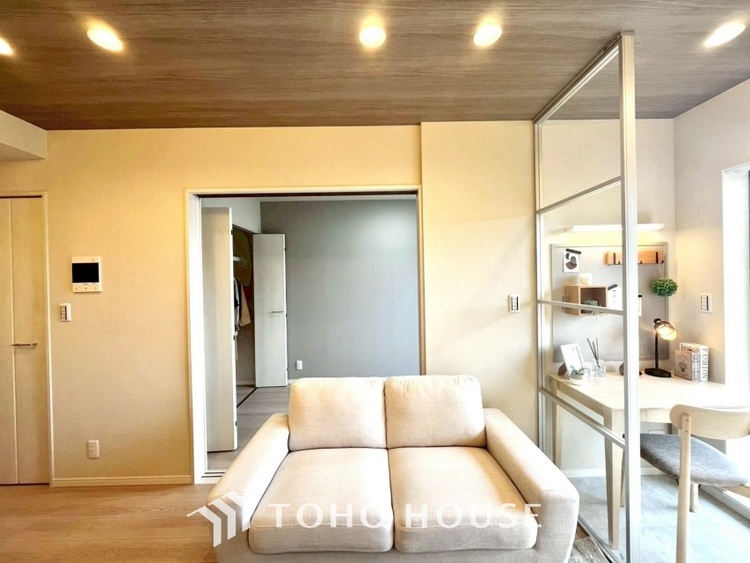 内装 ◆サンサンと◆差し込む太陽の光がこのリビングに笑いをもたらす。ソファの上のクッションがポカポカした暖気にぬくぬくと微睡んでいる。