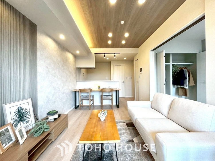 内装 ◆瀟洒な空間◆落ち着きのある彩が見事に調和させた瀟洒な空間を演出。ここに集まる家族の会話と笑顔が絶え間なく続く幸せな空間。