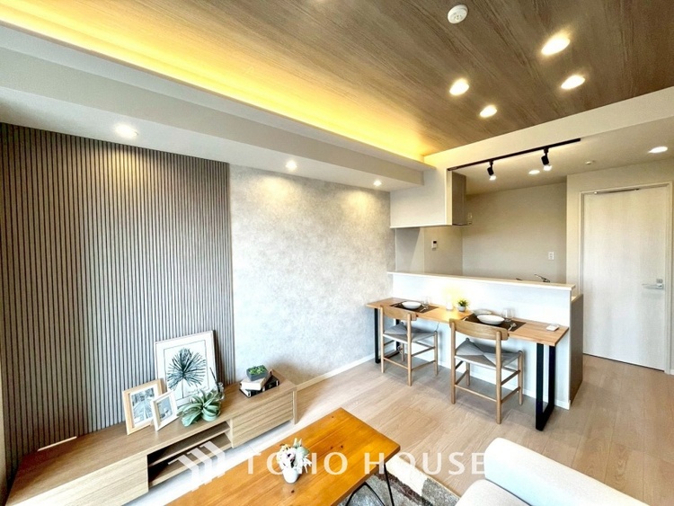 内装 ここはみんなが集い、食事と楽しい会話が始まる場所。話に夢中になりすぎて、ついつい時を忘れ、夜半過ぎになってしまう。そんな束の間の幸せを感じさせてくれます。