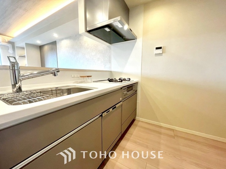 キッチン 手元の収納から、足元の収納までが全てスライド式で、奥のスペースまで有効に活用できます。奥まで上から見渡せるので、たまにしか使わない調理器具もサッと取出せます。