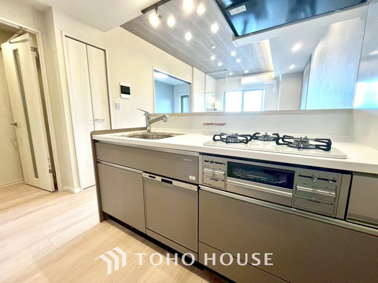 キッチン ◆愛育◆キッチンは家族の絆を育む大切な空間。シンプルで使い易いSystemKitchenで愉しく作る料理は愛情のある美味しいご馳走に。家族で使える広々としたダイニングキッチンです。