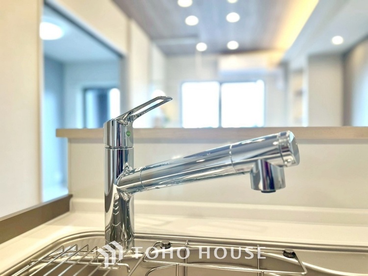 キッチン キッチンは家族の絆を育む大切な空間。シンプルで使い易いシステムキッチンで愉しく作る料理は愛情のある美味しいご馳走に。家族で使えるダイニングキッチンです。