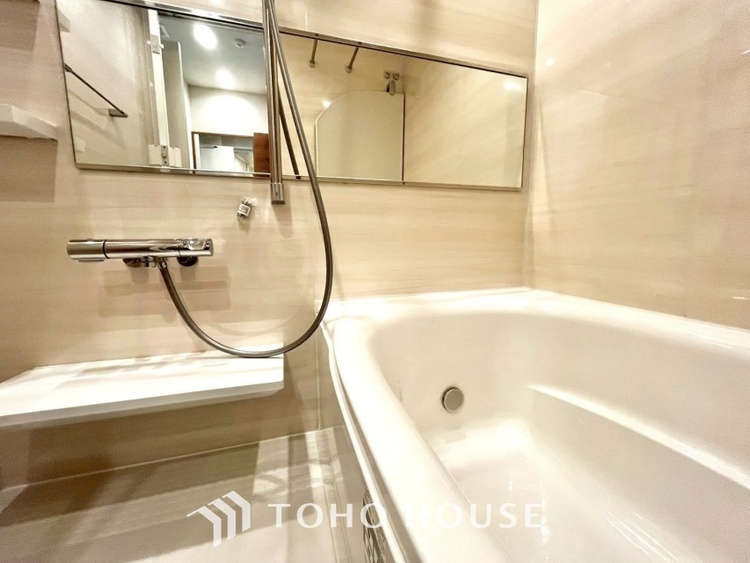 風呂 【浴室】《一日の疲れを落としてくれる場所は、落ち着く場所でなければならない》　高級感溢れるカラーと大きさ・柔らかな曲線で構成された半身浴も楽しめるバスタブが心地よさをもたらします。