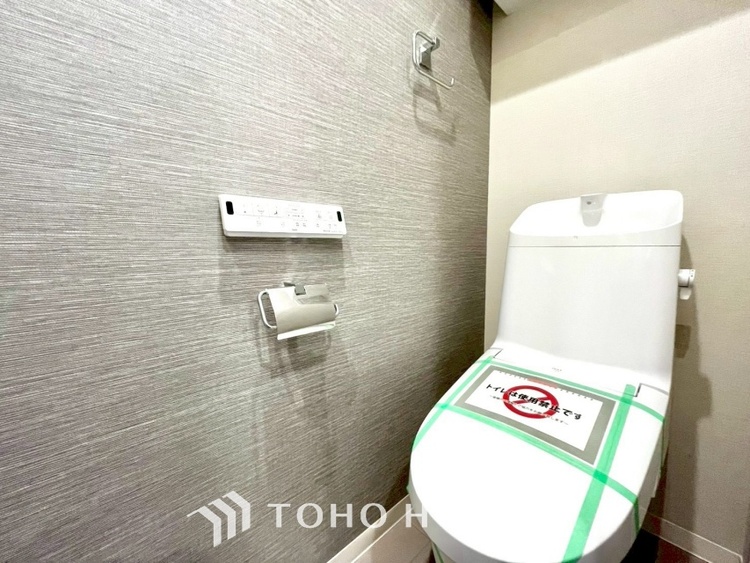 トイレ 清潔感あるホワイト調のクロスと温もり溢れるモダンカラーの床材が見事に調和した本邸宅は、毎日の生活を少しでも快適に過ごして頂ける様に落ち着いた雰囲気作りから行っています。