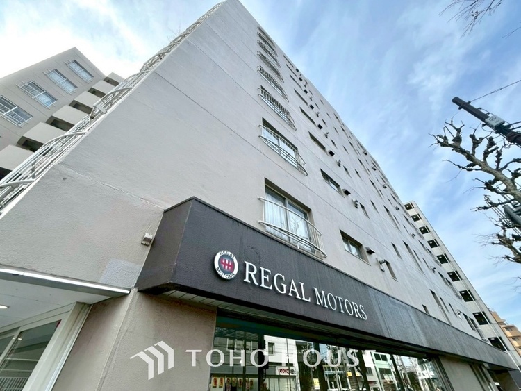 外観 清潔感あるホワイト調のクロスと温もり溢れるモダンカラーの床材が見事に調和した本邸宅は、毎日の生活を少しでも快適に過ごして頂ける様に落ち着いた雰囲気作りから行っています。