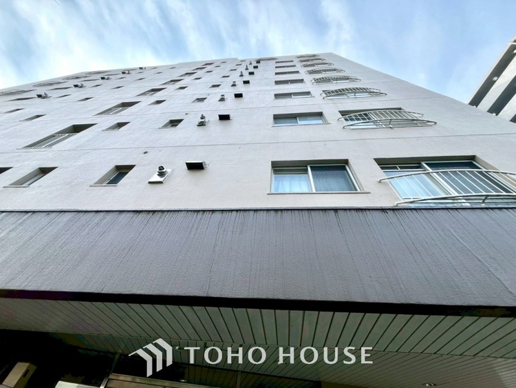 外観 街に溶け合う美しい景観を生みだしているにも関わらず、採光や風通しを考えて設計された間取り。近隣との視線を考え、街全体で調整される窓位置。外観だけでなく、そこに住まうご家族の心地よさを最優先しました。