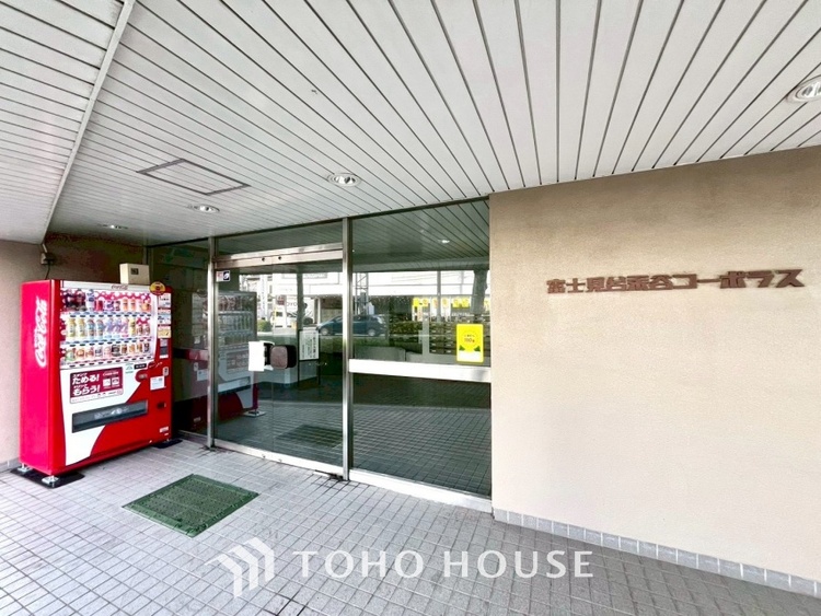 外観 ◆サンサンと◆差し込む太陽の光がこのリビングに笑いをもたらす。ソファの上のクッションがポカポカした暖気にぬくぬくと微睡んでいる。