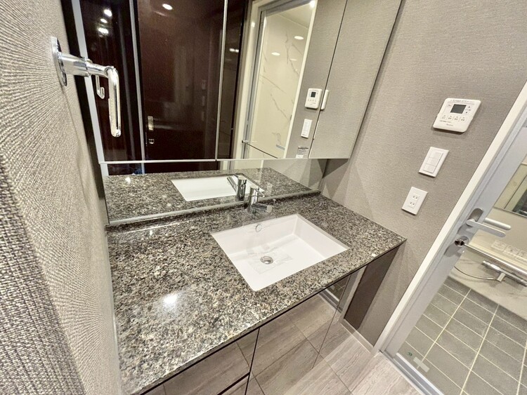 その他 清潔感を感じられる洗面化粧台。