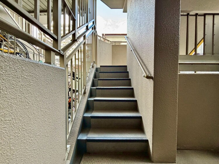 その他 共用部の階段です。明るく清潔に管理されています。