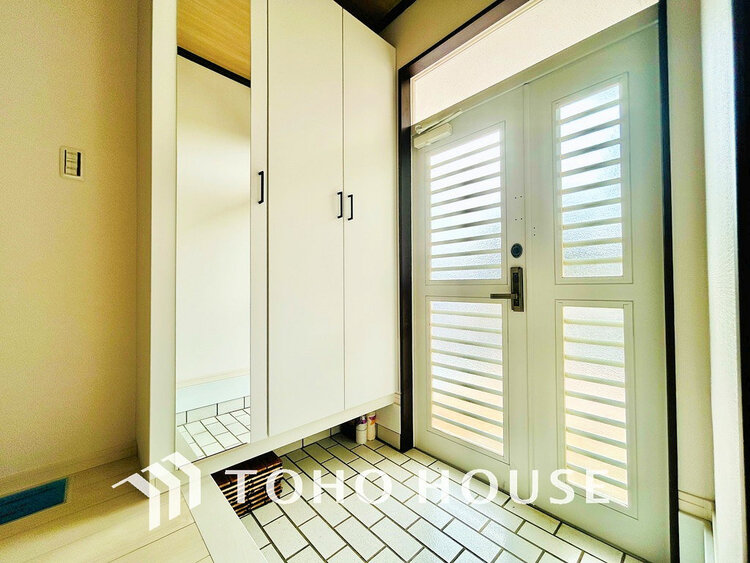 玄関 落ち着いた雰囲気の玄関、家族の帰りを暖かく迎えてくれます