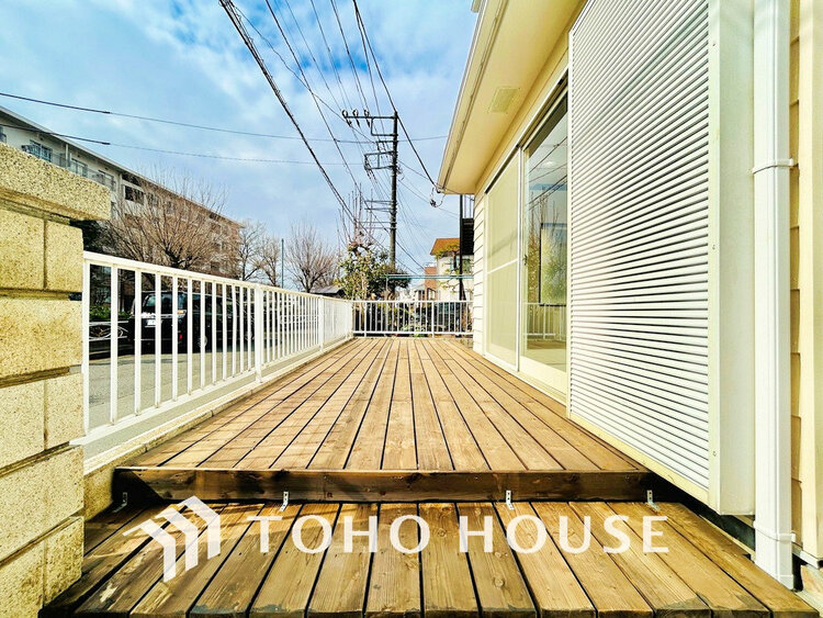 バルコニー お子様を遊ばせたり、夜の晩酌スペースとして間接照明を配置したりと使い方は無限大のウッドデッキ