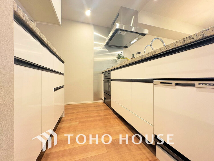 キッチン 落ち着きのあるカラーで統一された清潔感と気品が溢れるキッチン