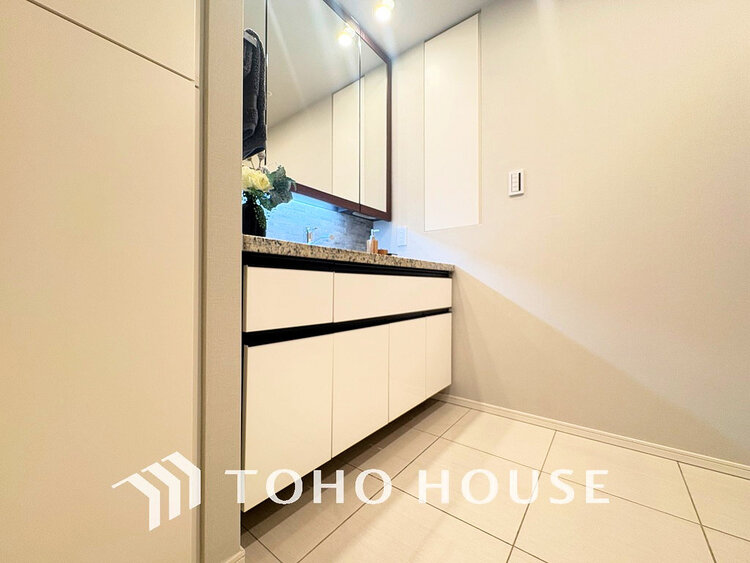 洗面 白を基調とした清潔感のある洗面室で朝の身支度を