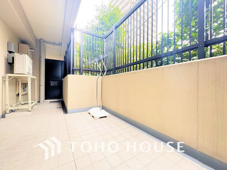 バルコニー 日当たりの良いバルコニーで晴れの日の洗濯物も楽しみになりますね