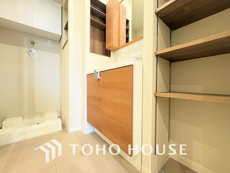 洗面 白を基調とした清潔感のある洗面室で朝の身支度を