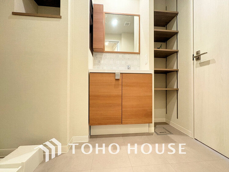 洗面 落ち着きのある色合いでまとめられた洗面室