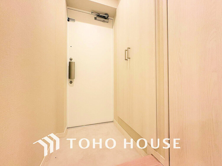 玄関 落ち着いた雰囲気の玄関、家族の帰りを暖かく迎えてくれます