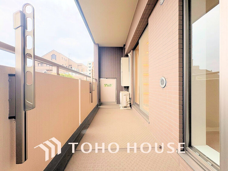 バルコニー 日当たりの良いバルコニーで晴れの日の洗濯物も楽しみになりますね