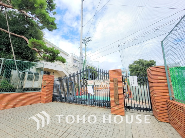 周辺 世田谷区立緑丘中学校　距離950ｍ