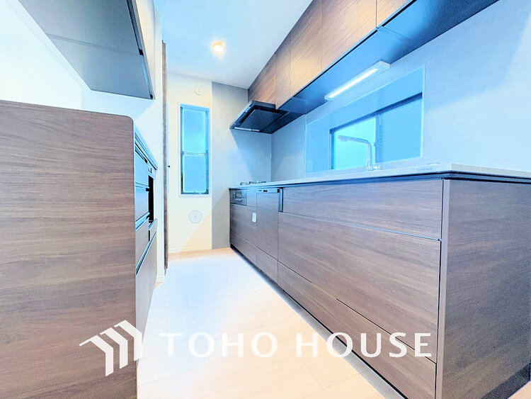 キッチン 落ち着きのあるカラーで統一された清潔感と気品が溢れるキッチン