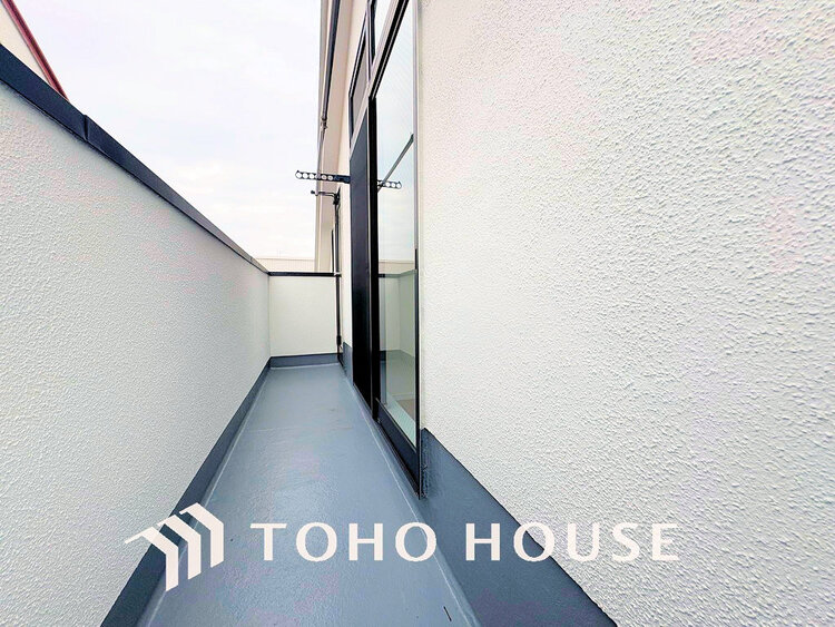 バルコニー 日当たりの良いバルコニーで晴れの日の洗濯物も楽しみになりますね