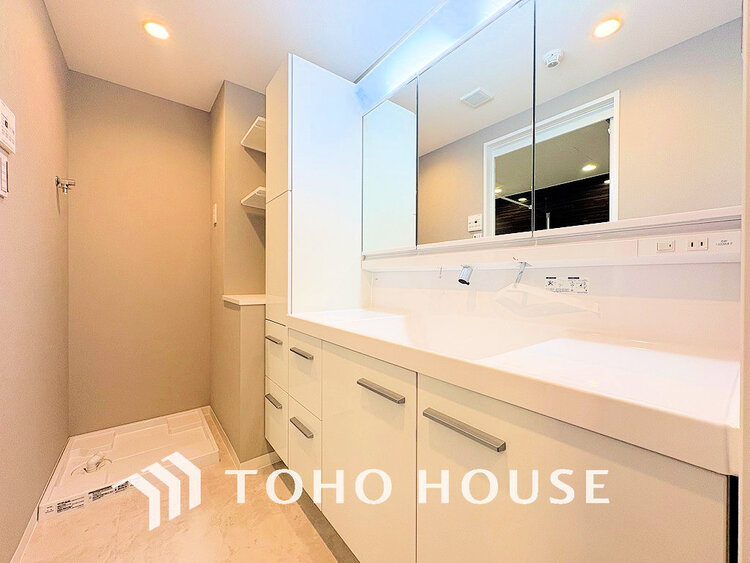 洗面 白を基調とした清潔感のある洗面室で朝の身支度を