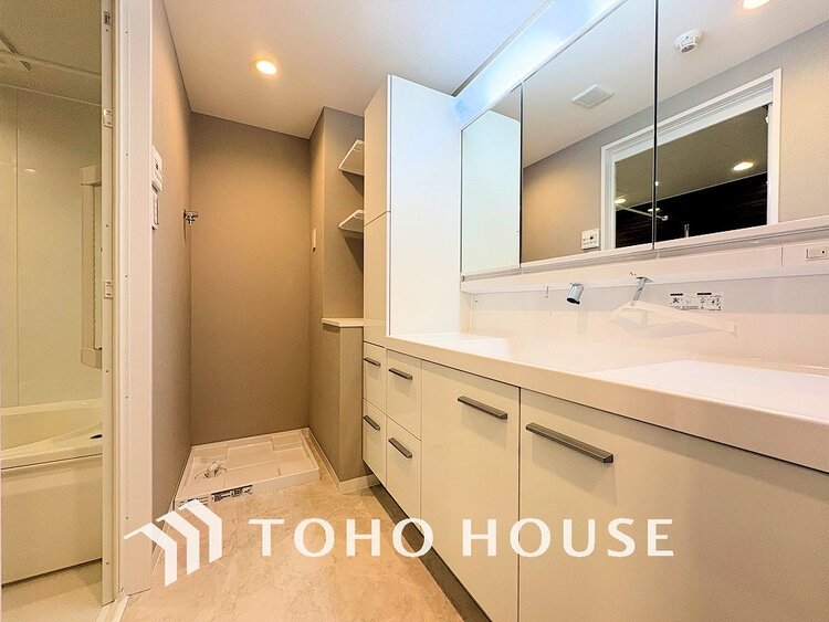 洗面 落ち着きのある色合いでまとめられた洗面室