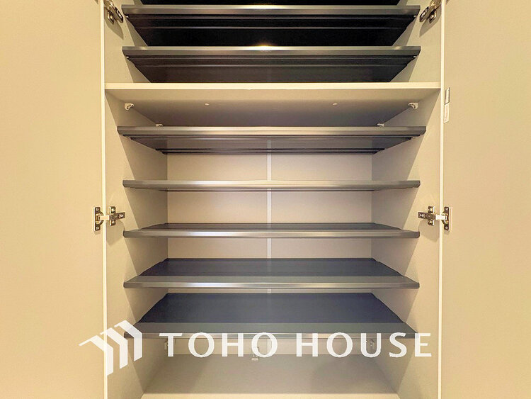 玄関 天井まである玄関収納はご家族分の履物も余裕で収納可能
