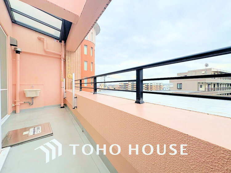 バルコニー 日当たりの良いバルコニーで晴れの日の洗濯物も楽しみになりますね