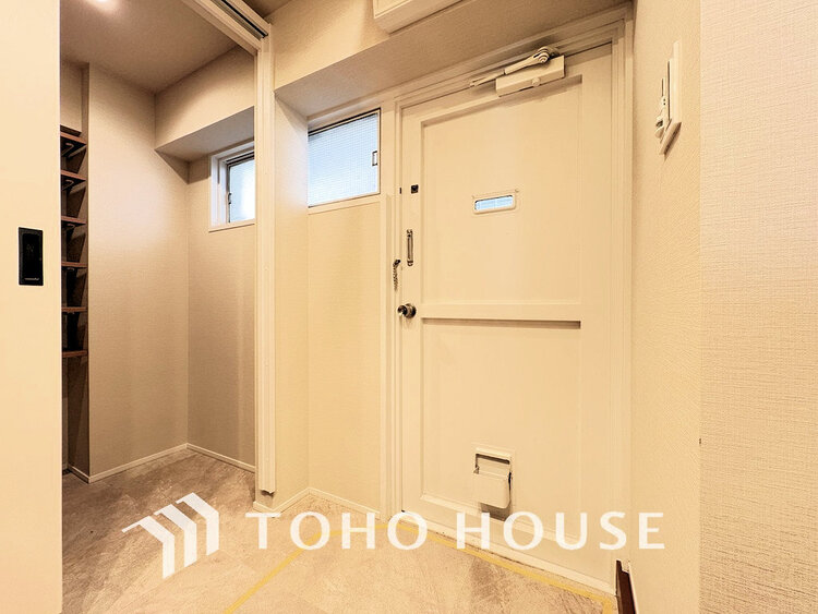 玄関 落ち着いた雰囲気の玄関、家族の帰りを暖かく迎えてくれます