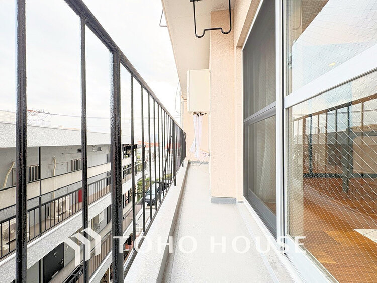 バルコニー 日当たりの良いバルコニーで晴れの日の洗濯物も楽しみになりますね