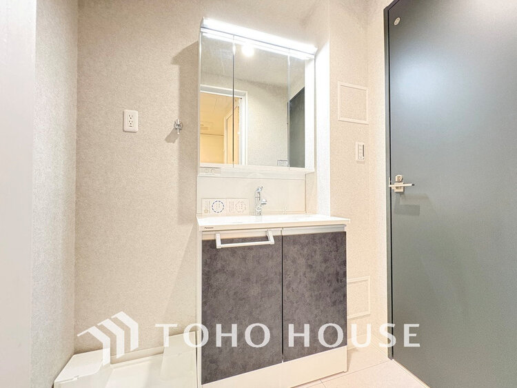 洗面 白を基調とした清潔感のある洗面室で朝の身支度を