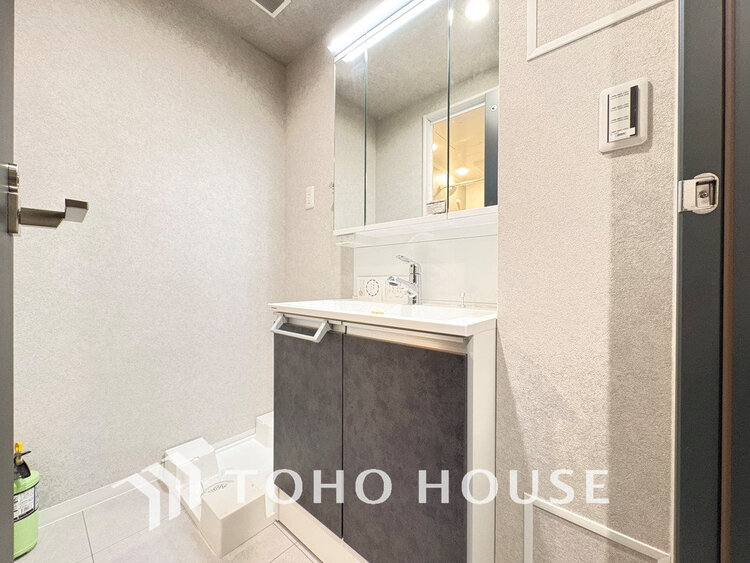 洗面 落ち着きのある色合いでまとめられた洗面室