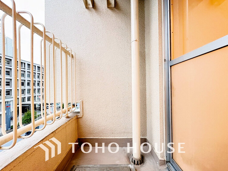 バルコニー 日当たりの良いバルコニーで晴れの日の洗濯物も楽しみになりますね