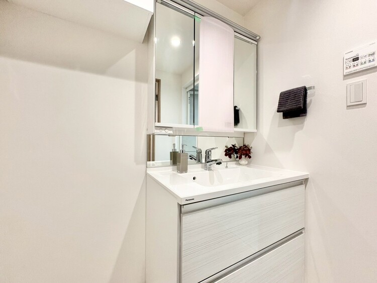 その他 清潔感を感じられる洗面化粧台。