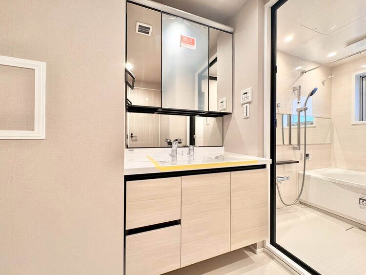 その他 清潔感を感じられる洗面化粧台。