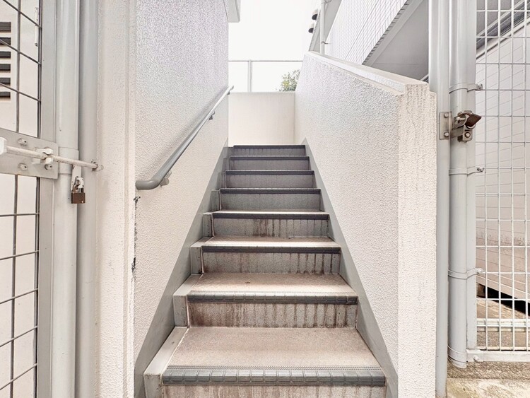 その他 共用部の階段です。明るく清潔に管理されています。