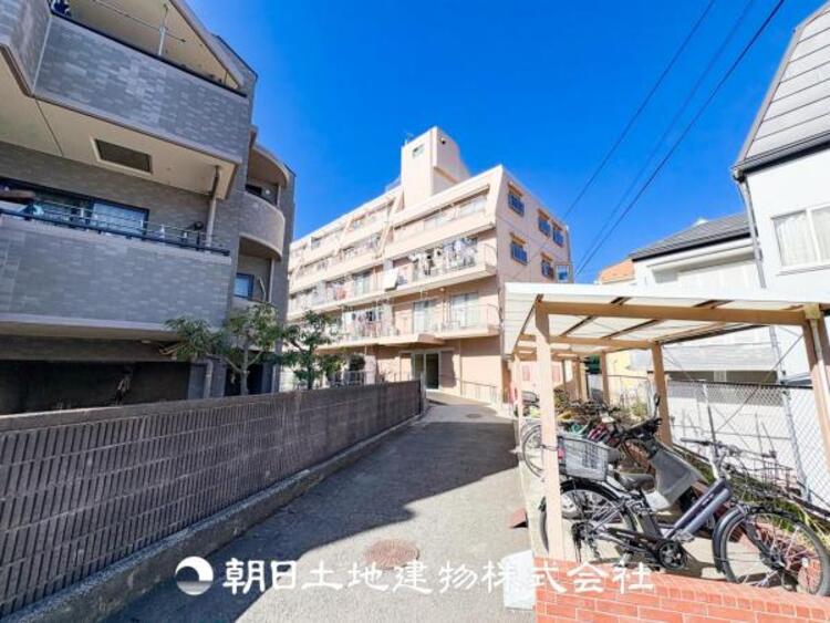 外観 時間のゆとりと空間、暖かな陽光がもたらす光と風を独占してください。