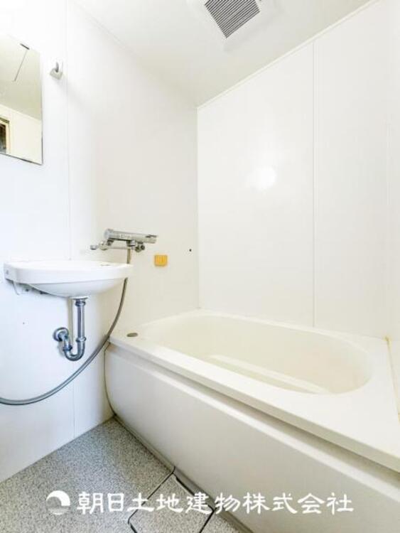 風呂 1日の疲れを癒すバスタイム。心地よいリラックスを叶える独立した美しい空間です。