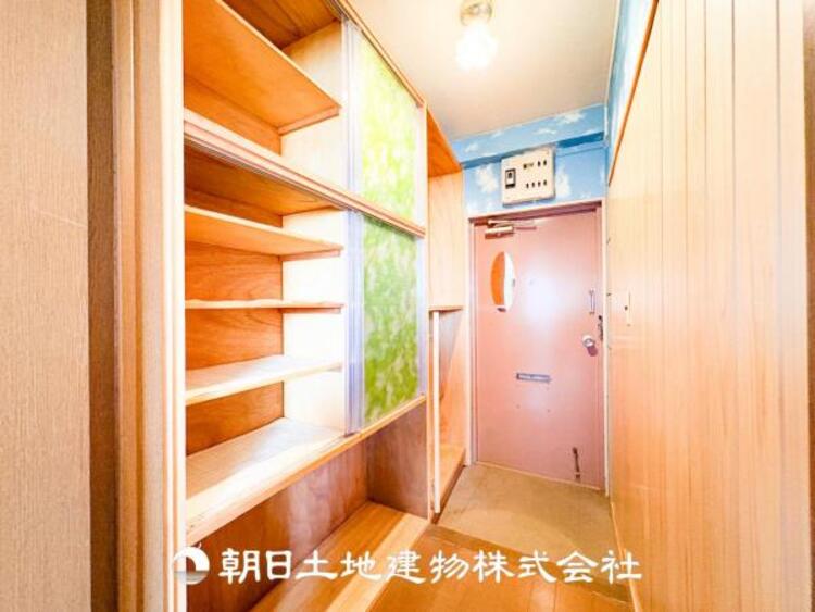 その他 玄関には収納があり靴などを整理できるようになっております。