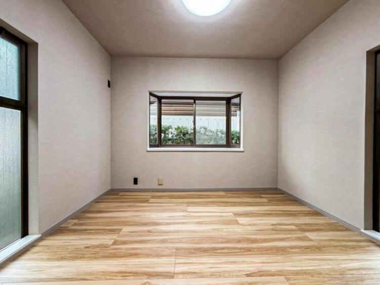 内装 陽光がたっぷりと取り込め大きな窓で広々と安らげる快適空間です窓からの眺めは気持ち良い解放感ある光景！おだやかな寛ぎを届けるお部屋で、趣味などの時間も充実した時間をアイデアや工夫次第で過ごせそうですね！ 