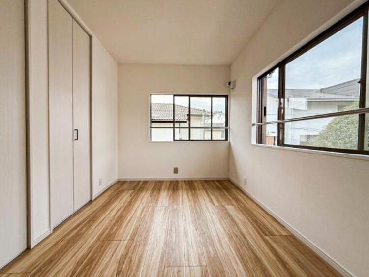 内装 採光を確保した明るい室内は風通しも良く穏やかな時が流れます！様々な生活スタイルにも対応可能な間取り。採光もアクセントの一つとして。この明るい好みの空間で読書をしたり、音楽を聞いたりと一人の時間も充実！ 