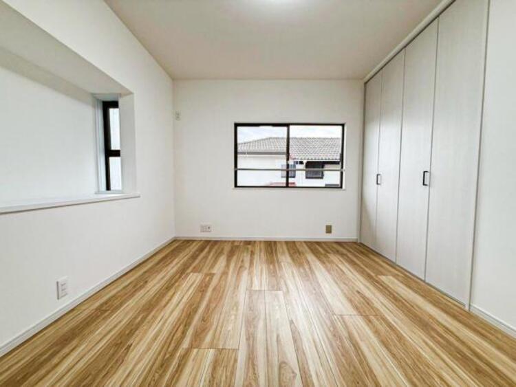 内装 自分の時間を充実させながら心豊かにできるプライベート空間！！穏やかな寛ぎを届ける仕様のゆとりある居室。個室のお部屋が欲しいという要望に応える設計で、過ごす時間が長くてもゆったり落ち着いて過ごせそう！！ 