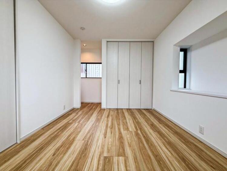 内装 居室はひとり時間を過ごせる安らげるお部屋として活用できます！収納スペースあり！荷物が多くても十分！！ベッドや勉強机、テレビなどを置きたい場合におすすめ！！過ごす時間が長くてもゆったり過ごせそうですね！ 